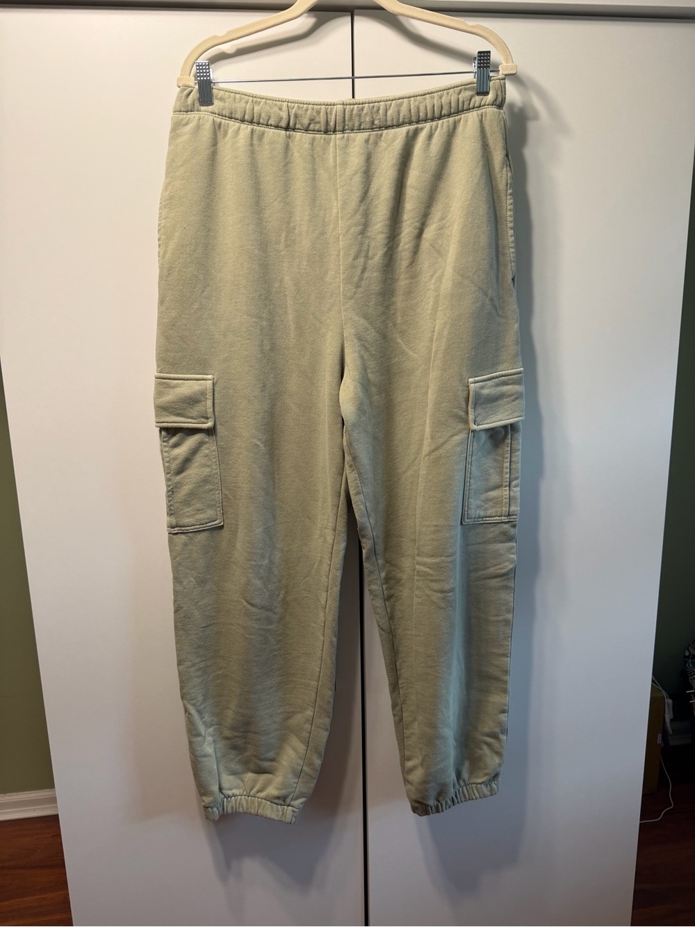 Women’s Cargo Sweatpants in Light Sage